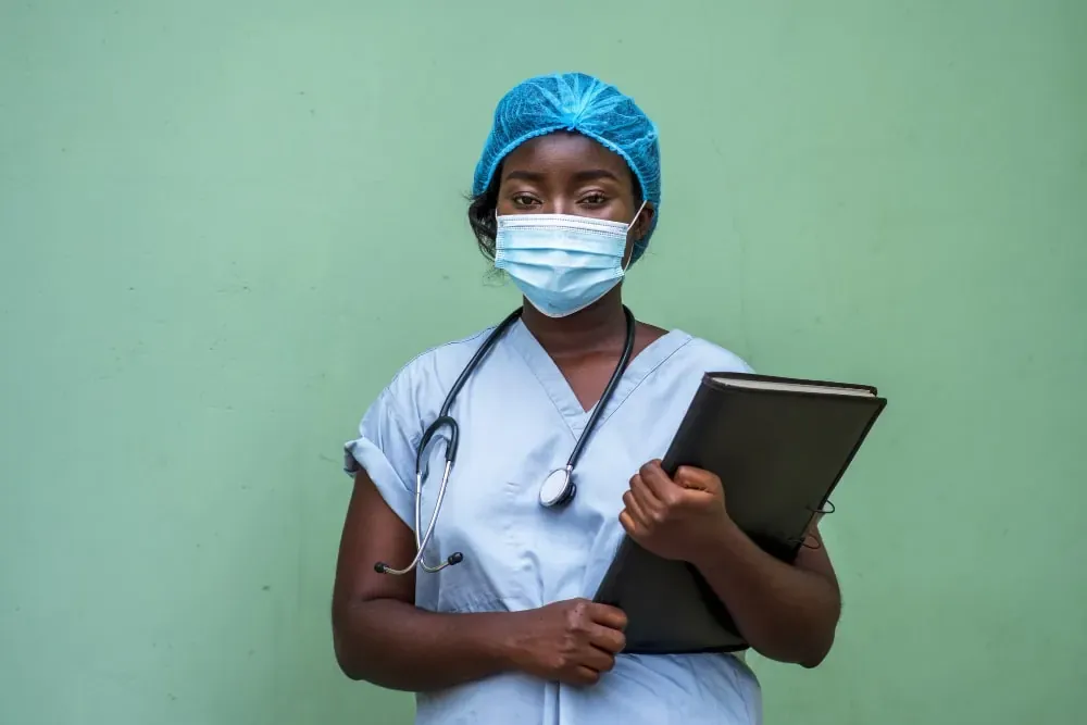 Médecin généraliste en consultation.