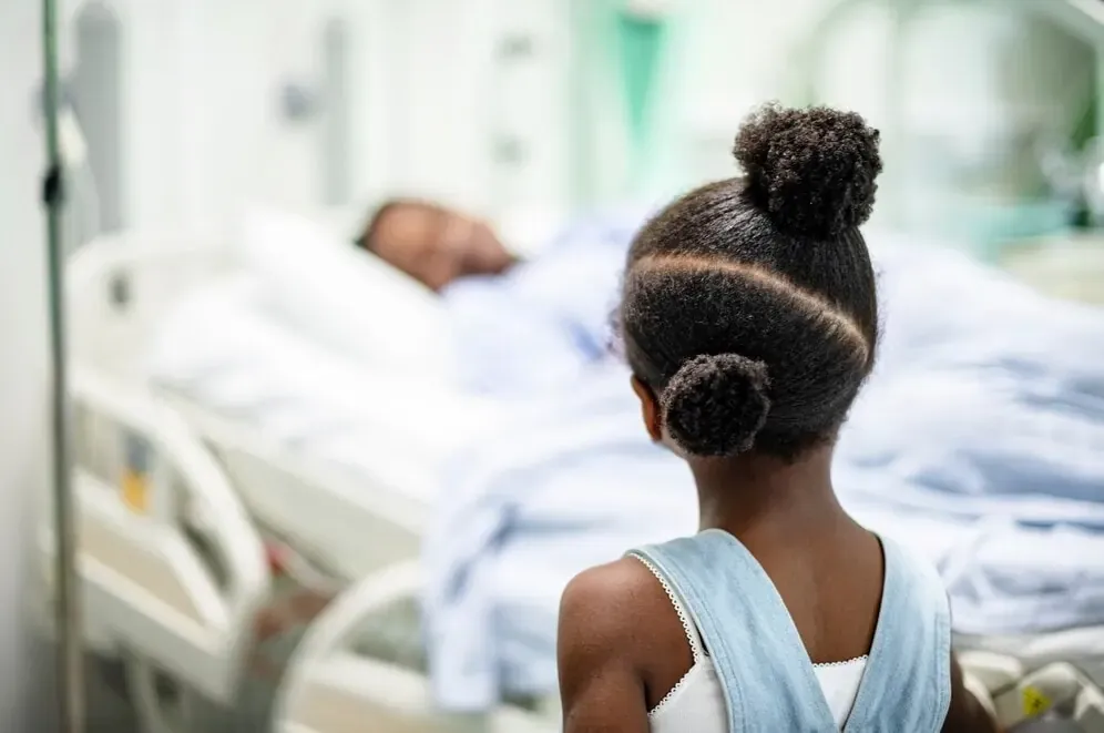 Enfant au chevet d’un proche hospitalisé.