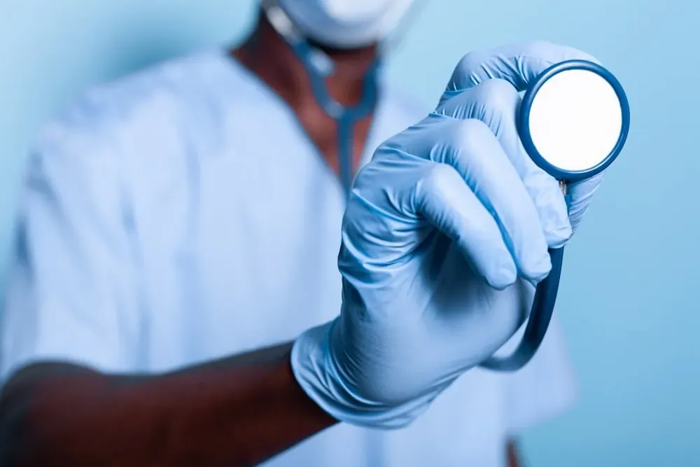 Stéthoscopes posés sur une table.