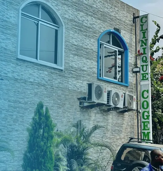 Façade de la Clinique Médico-Chirurgicale COGEMO à Brazzaville.